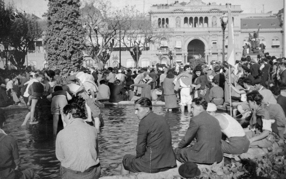 Manifestantes con los pies en el agua de la fuente de Plaza de Mayo, el 17 de octubre de 1945.